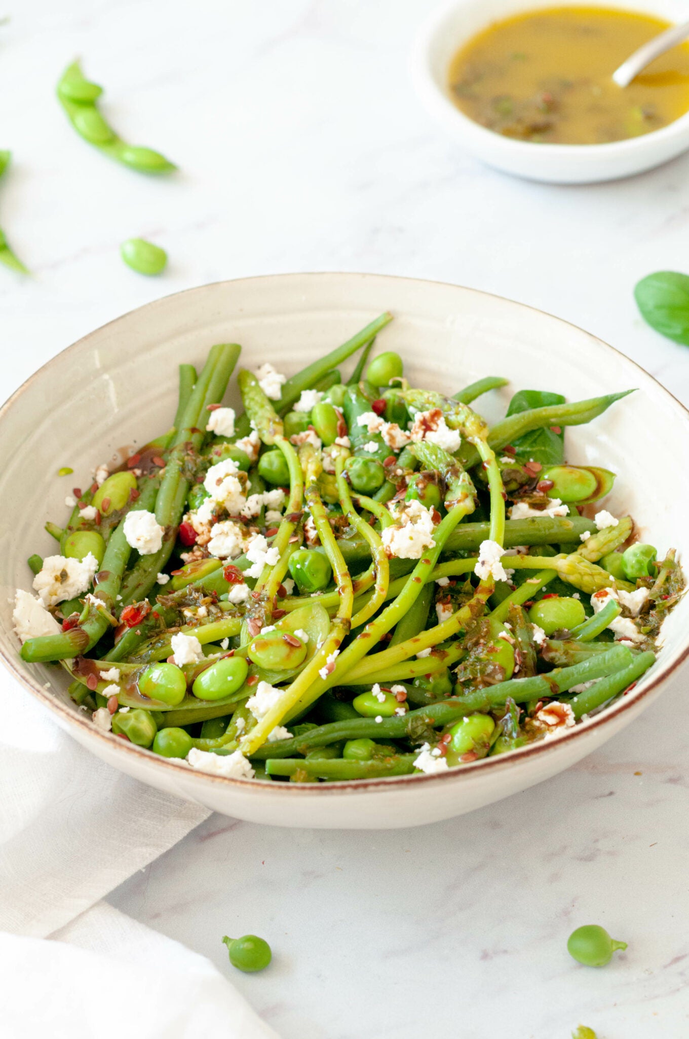 Salade green aux légumes d’été et sauce au basilic pimentée