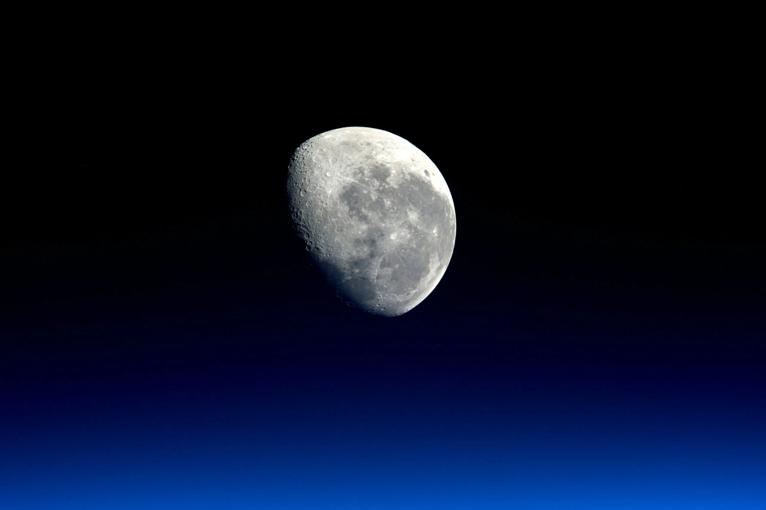 La Lune, une lumière dans la nuit