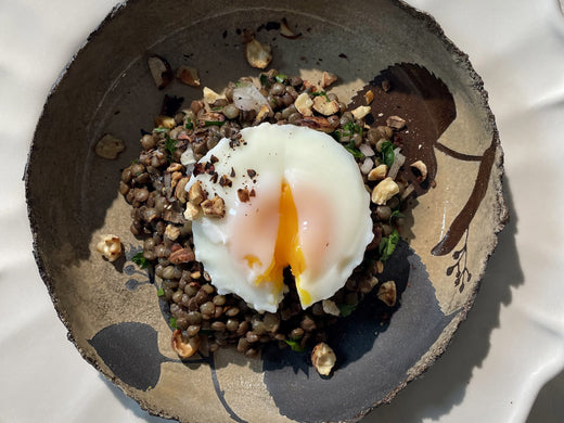 Salade de lentilles tièdes, œuf mollet et noisettes grillées